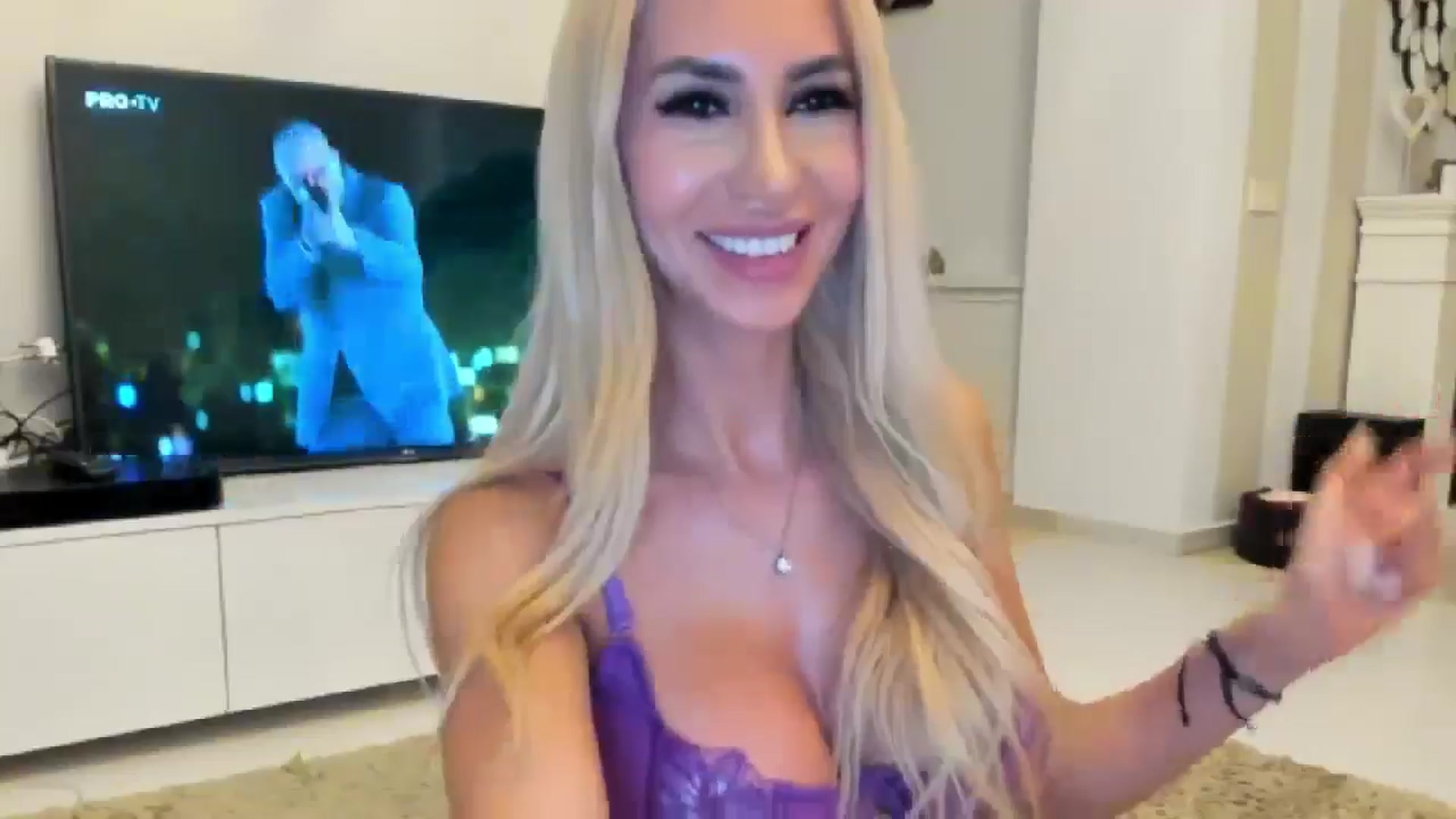 Gallery image thumbnail from Missy_alena's myfreecams stream on, 08/02/2024, 21:08 image 8 of 20