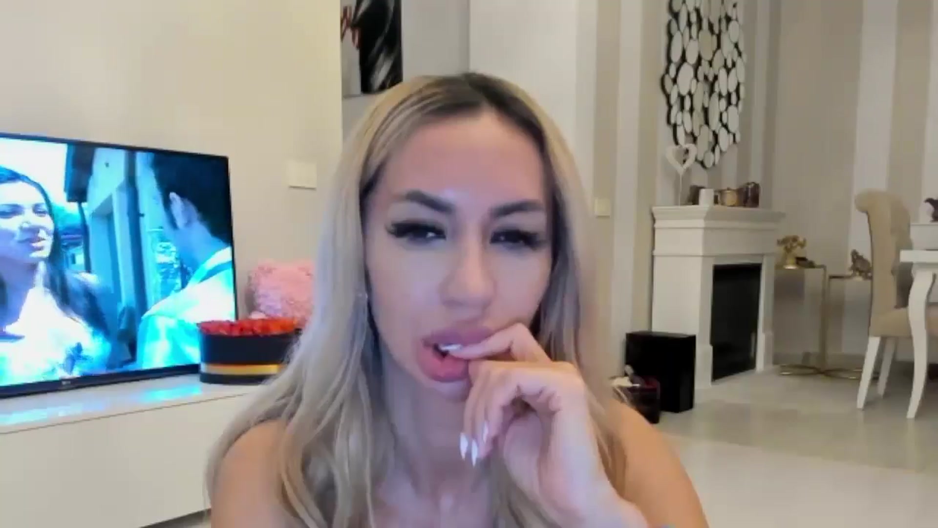Gallery image thumbnail from Missy_alena's myfreecams stream on, 11/20/2024, 02:33 image 10 of 20