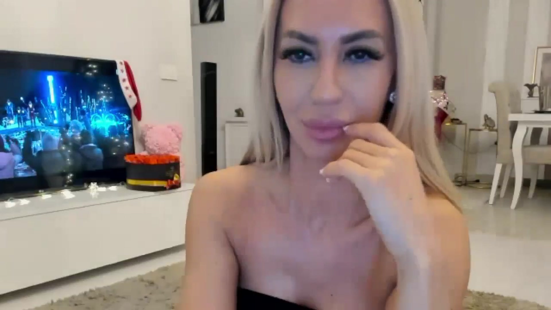 Gallery image thumbnail from Missy_alena's myfreecams stream on, 12/25/2024, 23:41 image 4 of 20