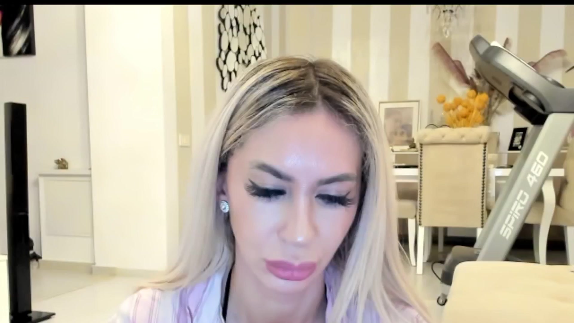 Gallery image thumbnail from Missy_alena's myfreecams stream on, 04/15/2025, 24:33 image 8 of 20