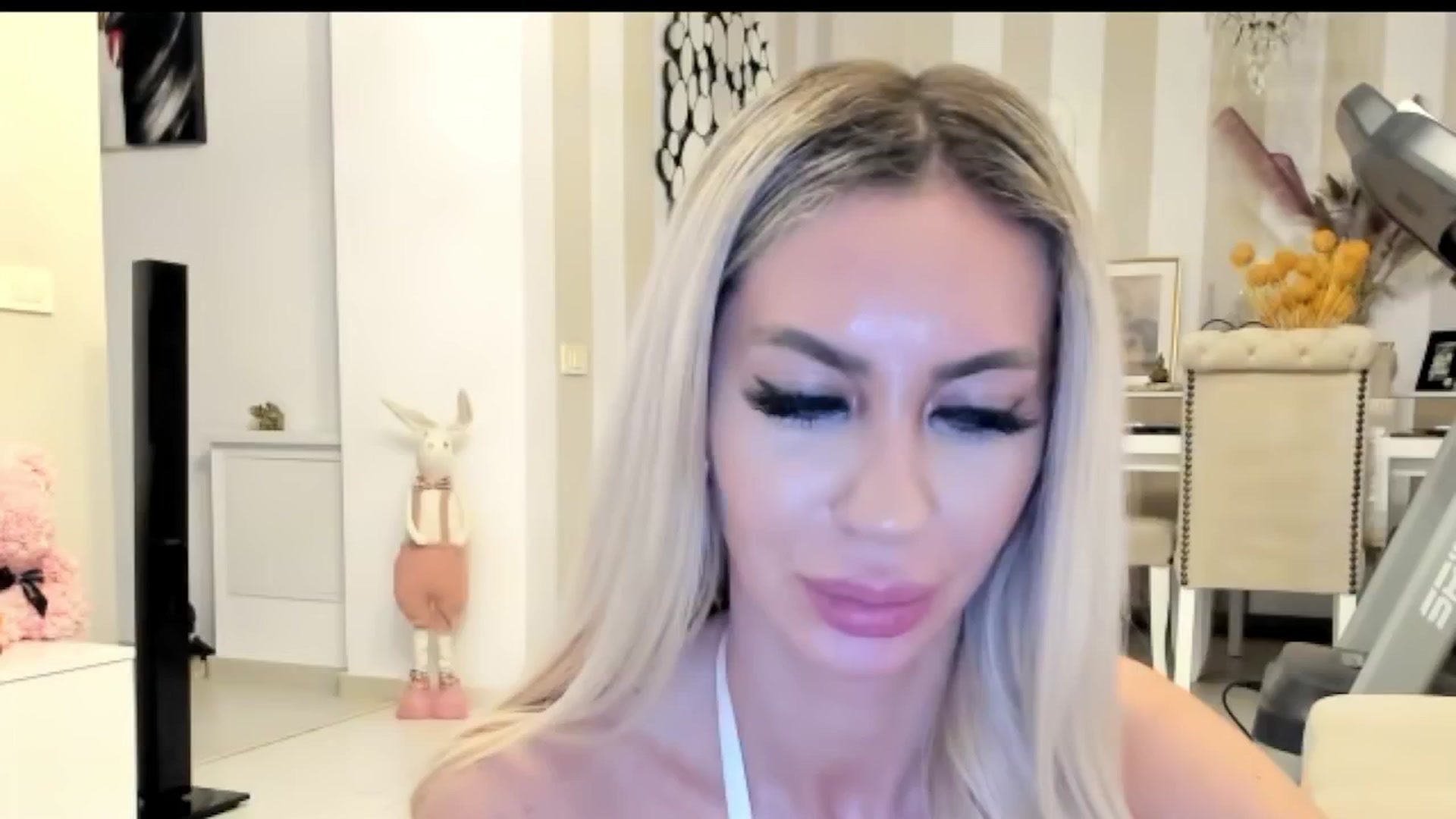 Gallery image thumbnail from Missy_alena's myfreecams stream on, 04/22/2025, 01:29 image 6 of 20