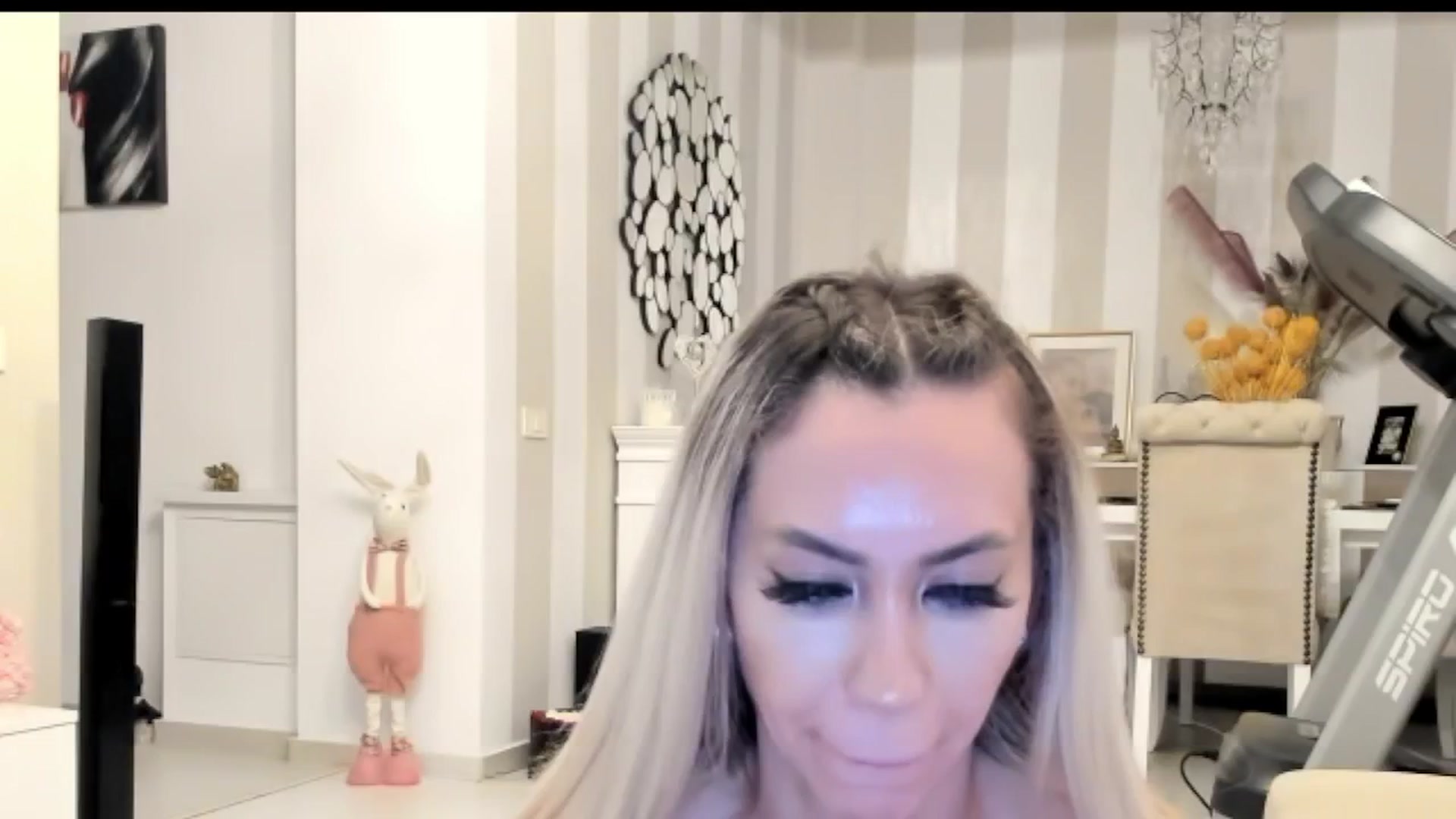 Gallery image thumbnail from Missy_alena's myfreecams stream on, 04/28/2025, 24:10 image 18 of 20