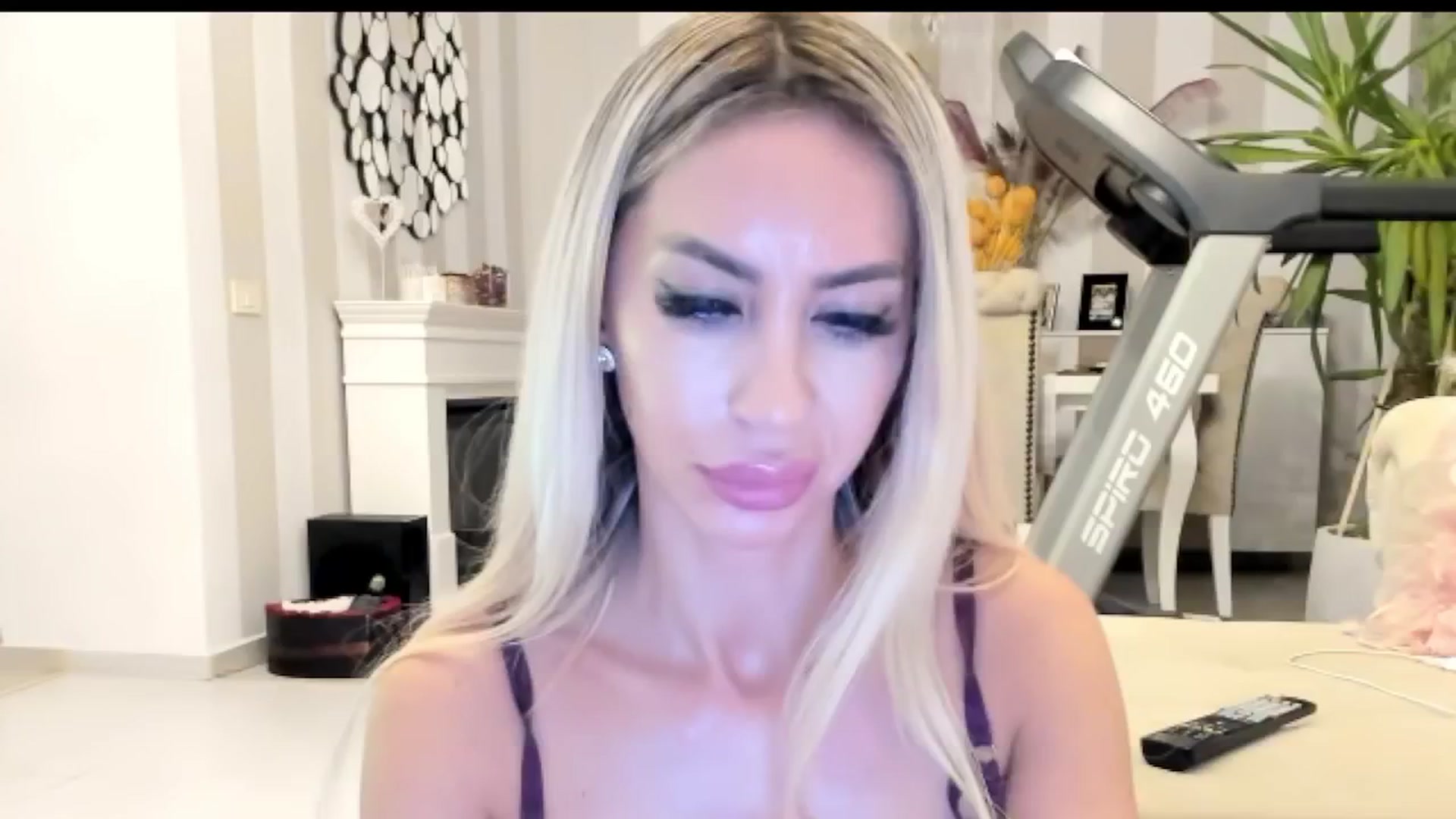 Gallery image thumbnail from Missy_alena's myfreecams stream on, 06/24/2025, 01:26 image 8 of 20
