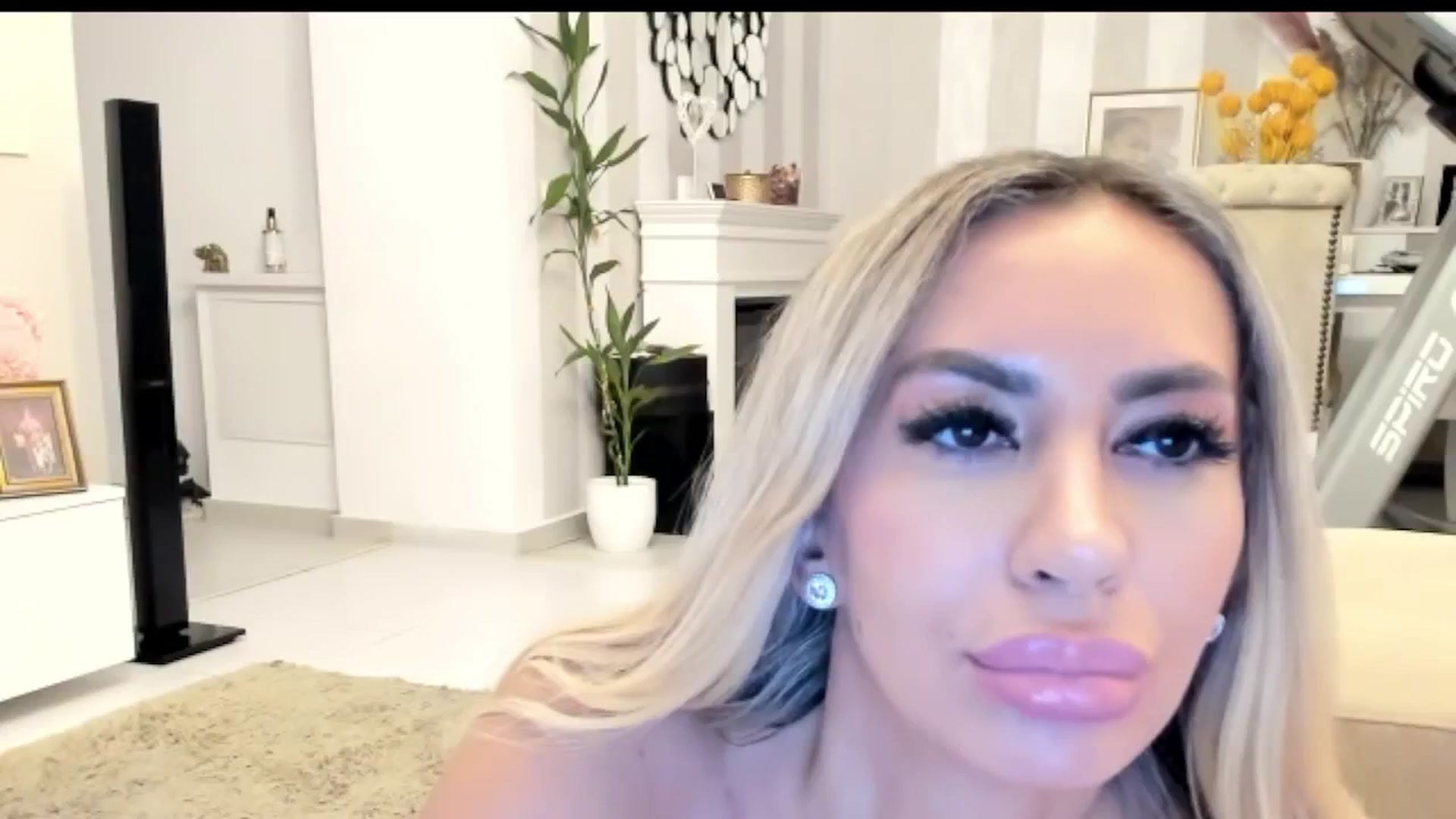 Gallery image thumbnail from Missy_alena's myfreecams stream on, 09/29/2025, 24:35 image 19 of 20