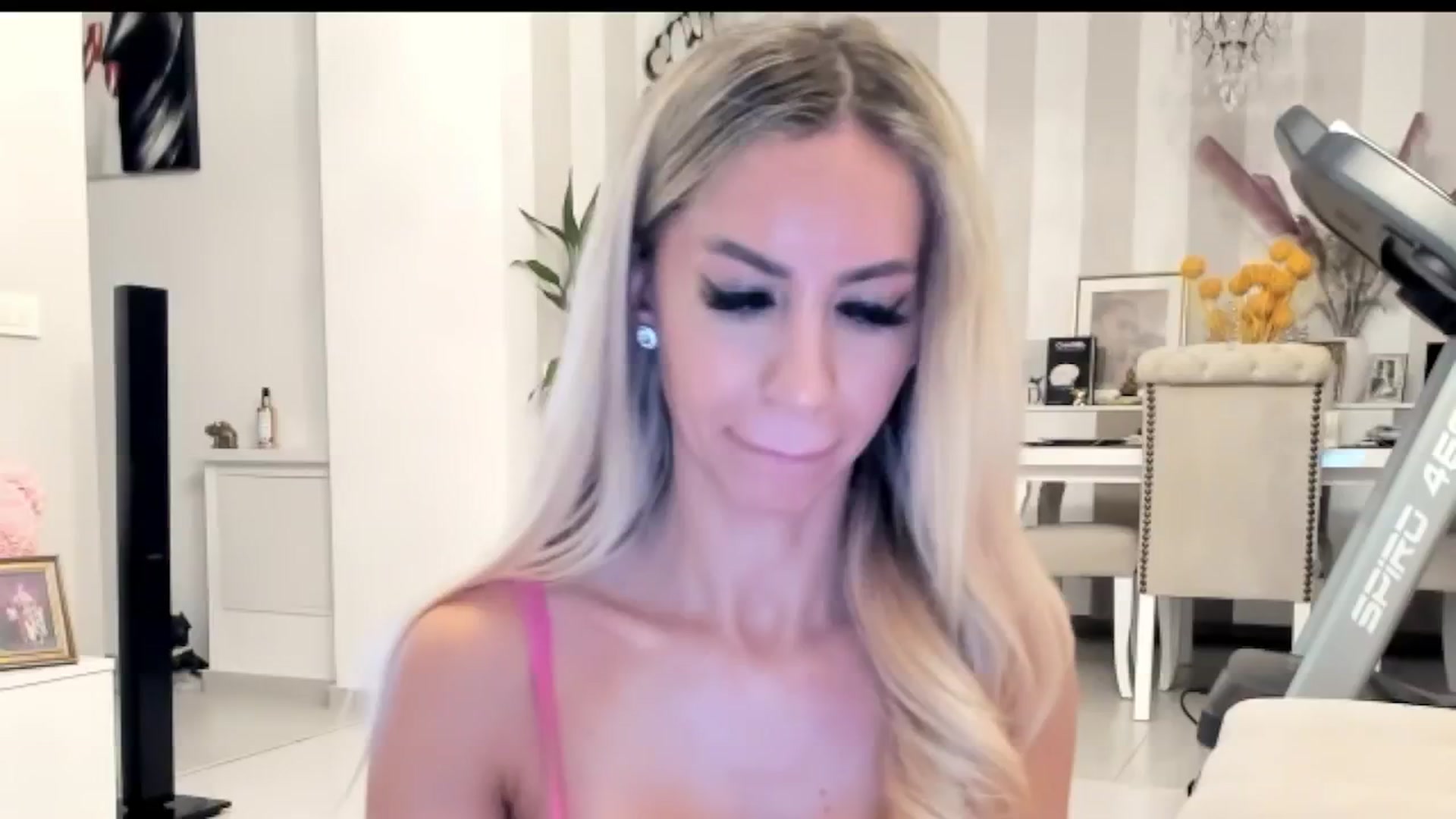 Gallery image thumbnail from Missy_alena's myfreecams stream on, 10/04/2025, 22:49 image 18 of 20