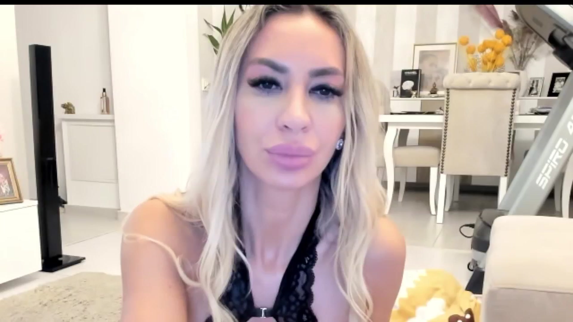 Gallery image thumbnail from Missy_alena's myfreecams stream on, 10/19/2025, 24:44 image 16 of 20