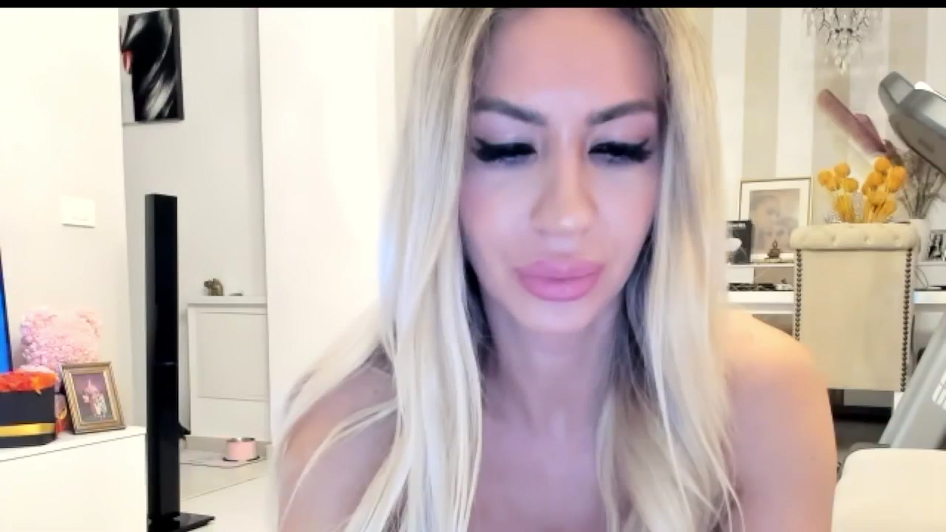 Gallery image thumbnail from Missy_alena's myfreecams stream on, 11/19/2025, 24:06 image 5 of 20