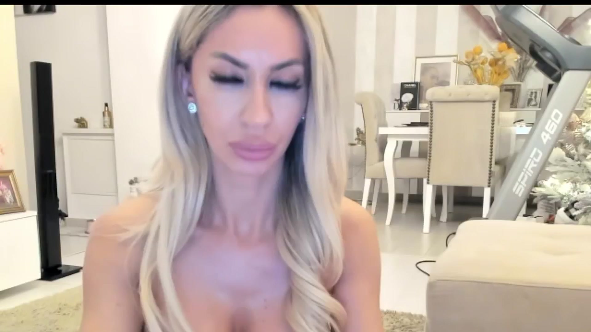Gallery image thumbnail from Missy_alena's myfreecams stream on, 12/18/2025, 24:03 image 4 of 20