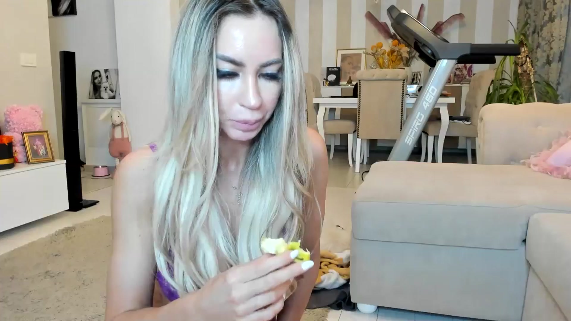 Gallery image thumbnail from Missy_alena's myfreecams stream on, 04/15/2026, 02:03 image 5 of 20