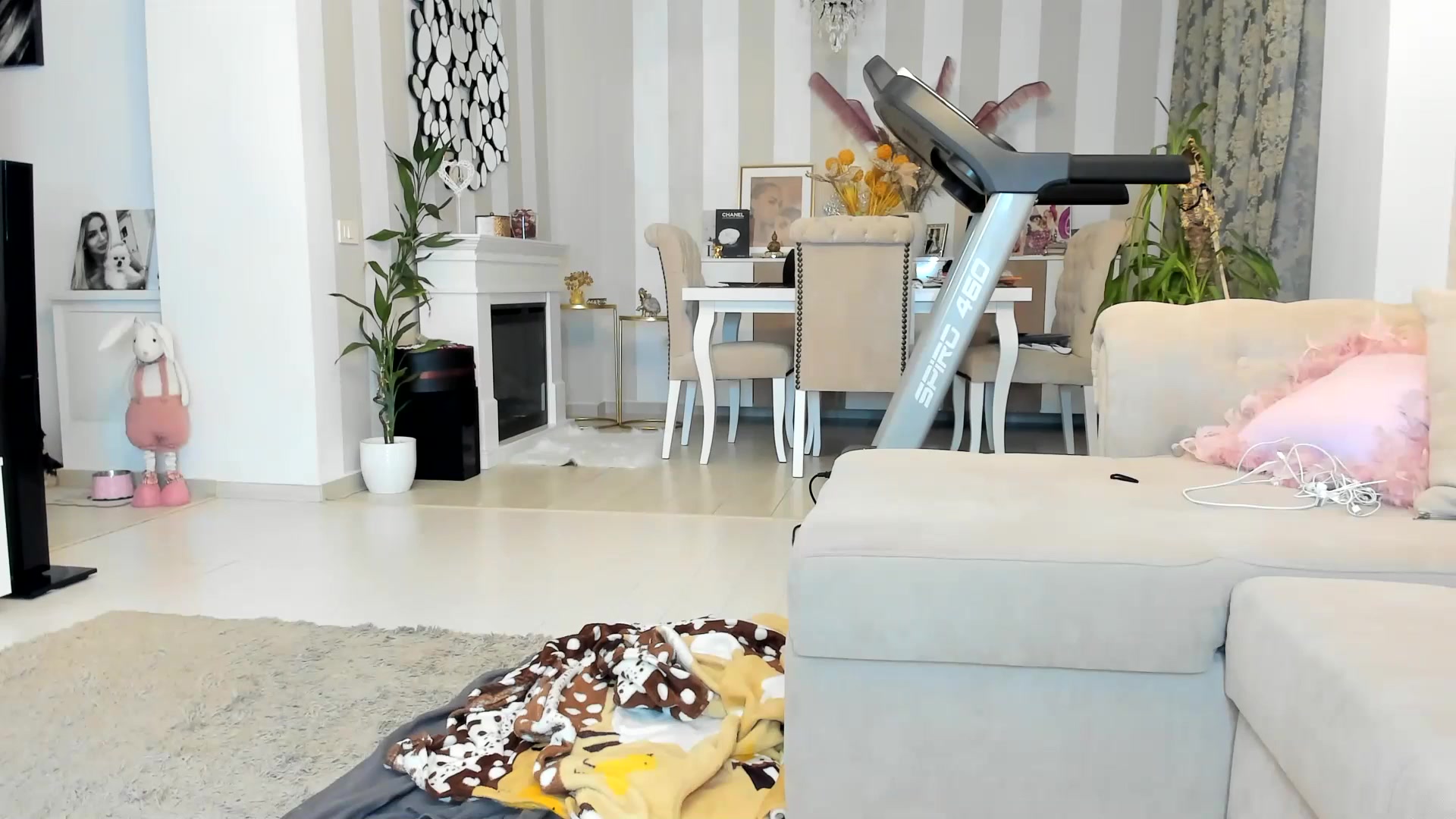 Gallery image thumbnail from Missy_alena's myfreecams stream on, 04/17/2026, 23:21 image 17 of 20