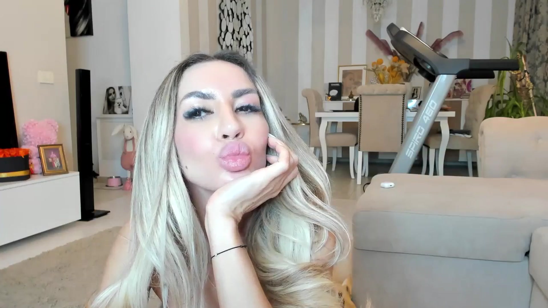 Gallery image thumbnail from Missy_alena's myfreecams stream on, 04/20/2026, 23:43 image 8 of 20