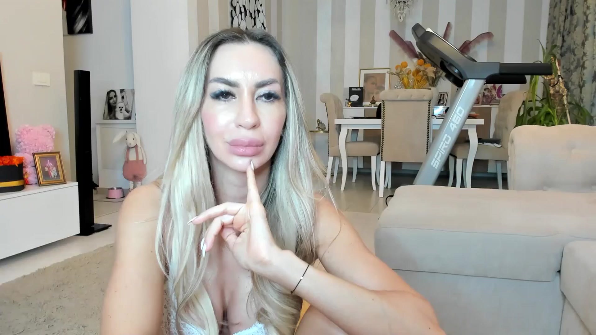 Gallery image thumbnail from Missy_alena's myfreecams stream on, 04/21/2026, 01:01 image 14 of 20