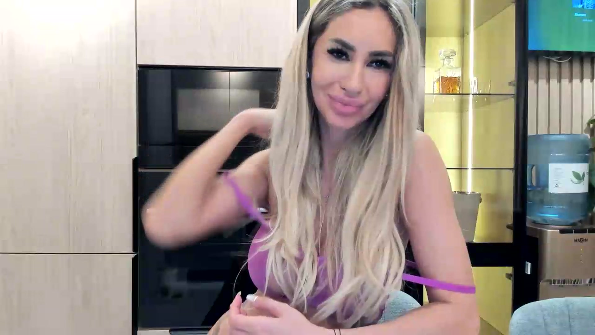 Gallery image thumbnail from Missy_alena's myfreecams stream on, 06/10/2026, 01:08 image 8 of 20