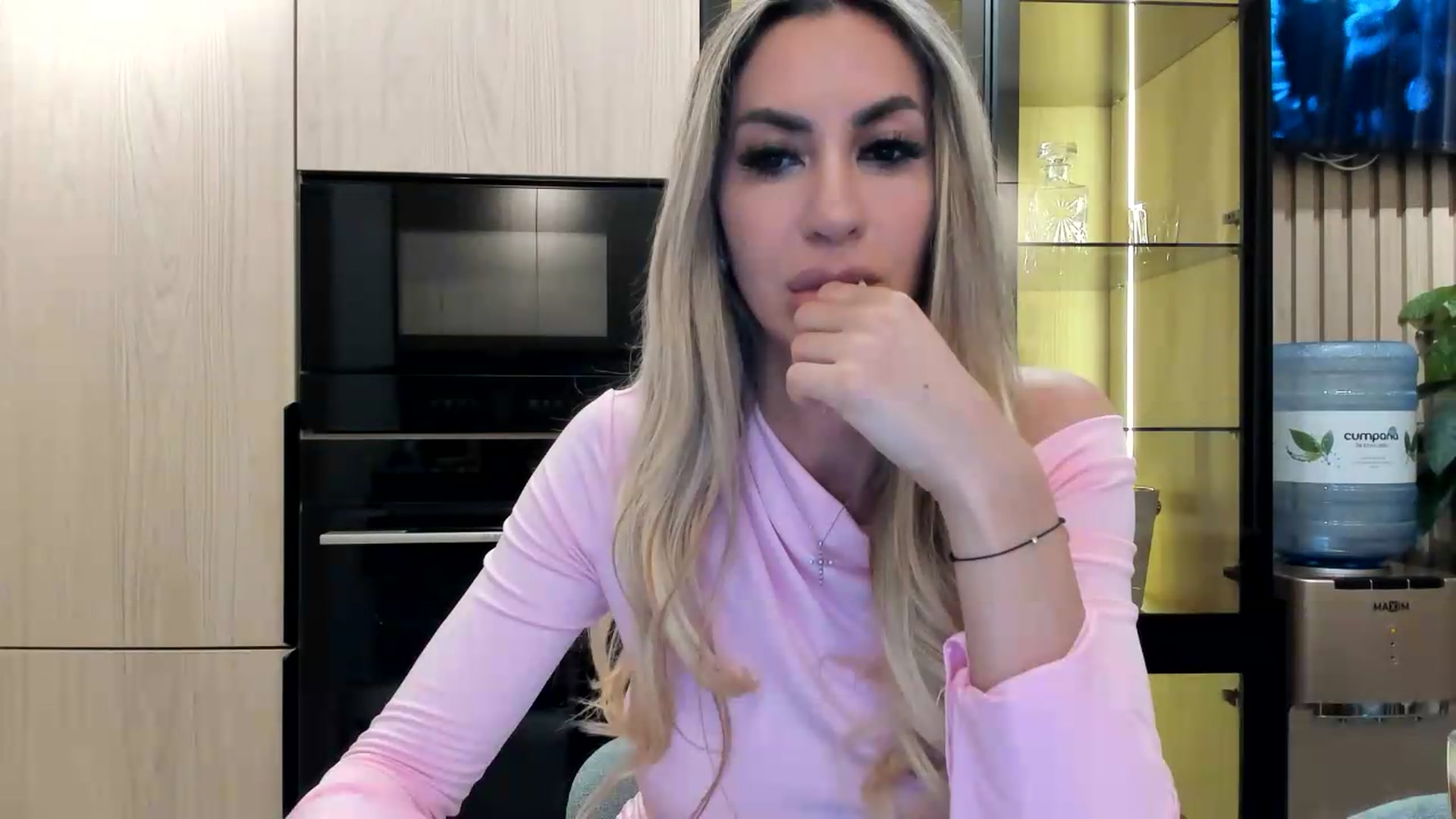 Gallery image thumbnail from Missy_alena's myfreecams stream on, 06/28/2026, 20:21 image 7 of 20
