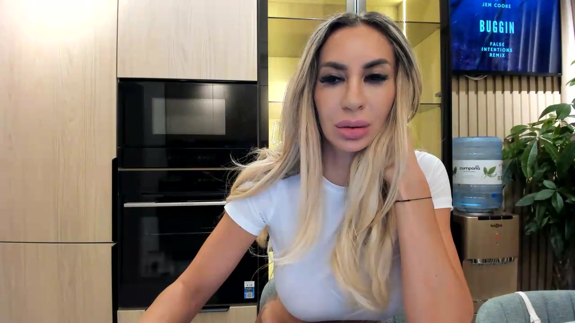 Gallery image thumbnail from Missy_alena's myfreecams stream on, 08/13/2026, 22:35 image 10 of 20