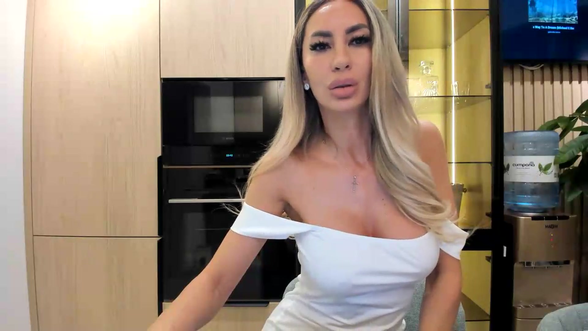 Gallery image thumbnail from Missy_alena's myfreecams stream on, 09/18/2026, 17:29 image 11 of 20