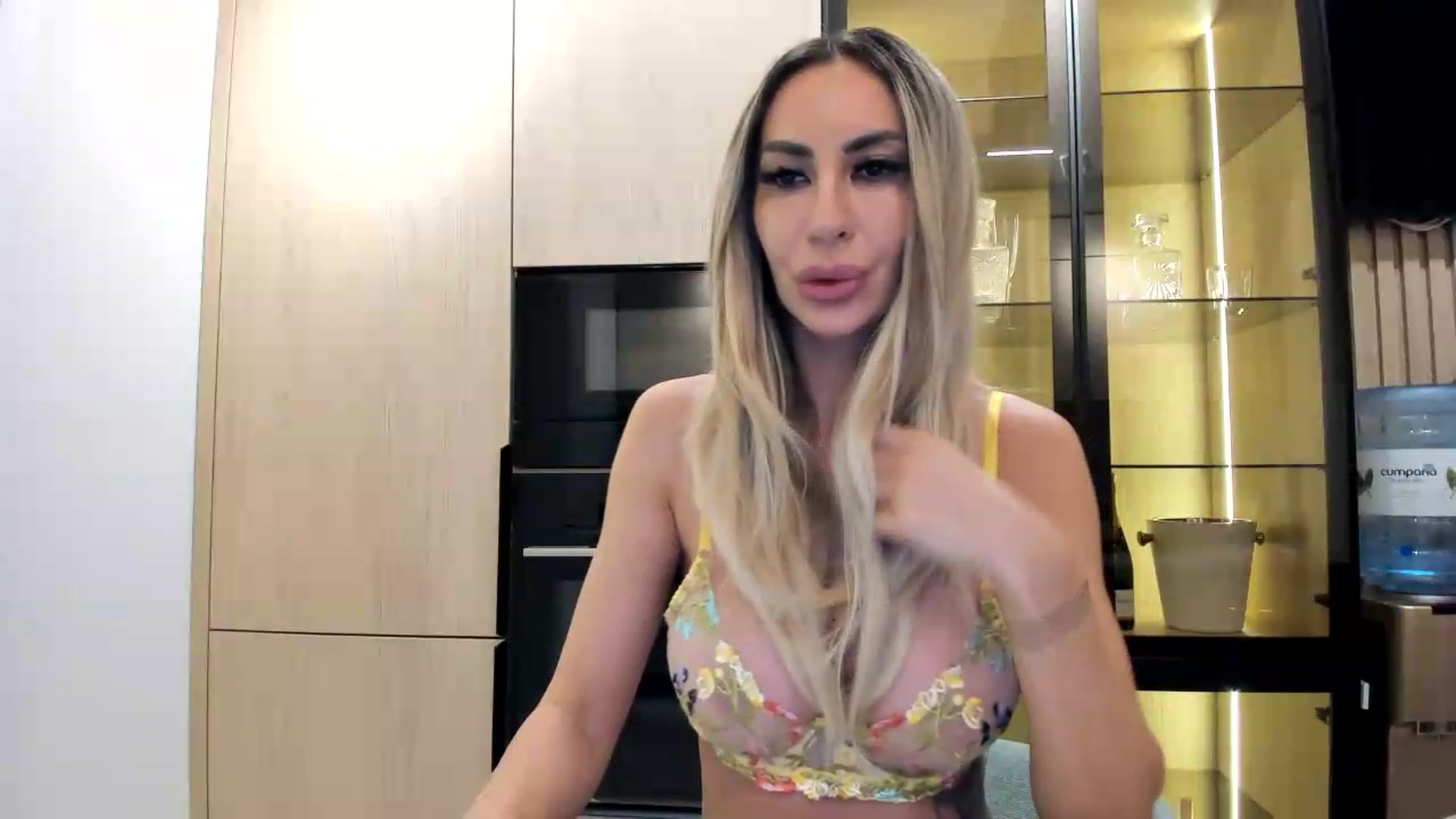 Gallery image thumbnail from Missy_alena's myfreecams stream on, 09/27/2026, 19:20 image 15 of 20