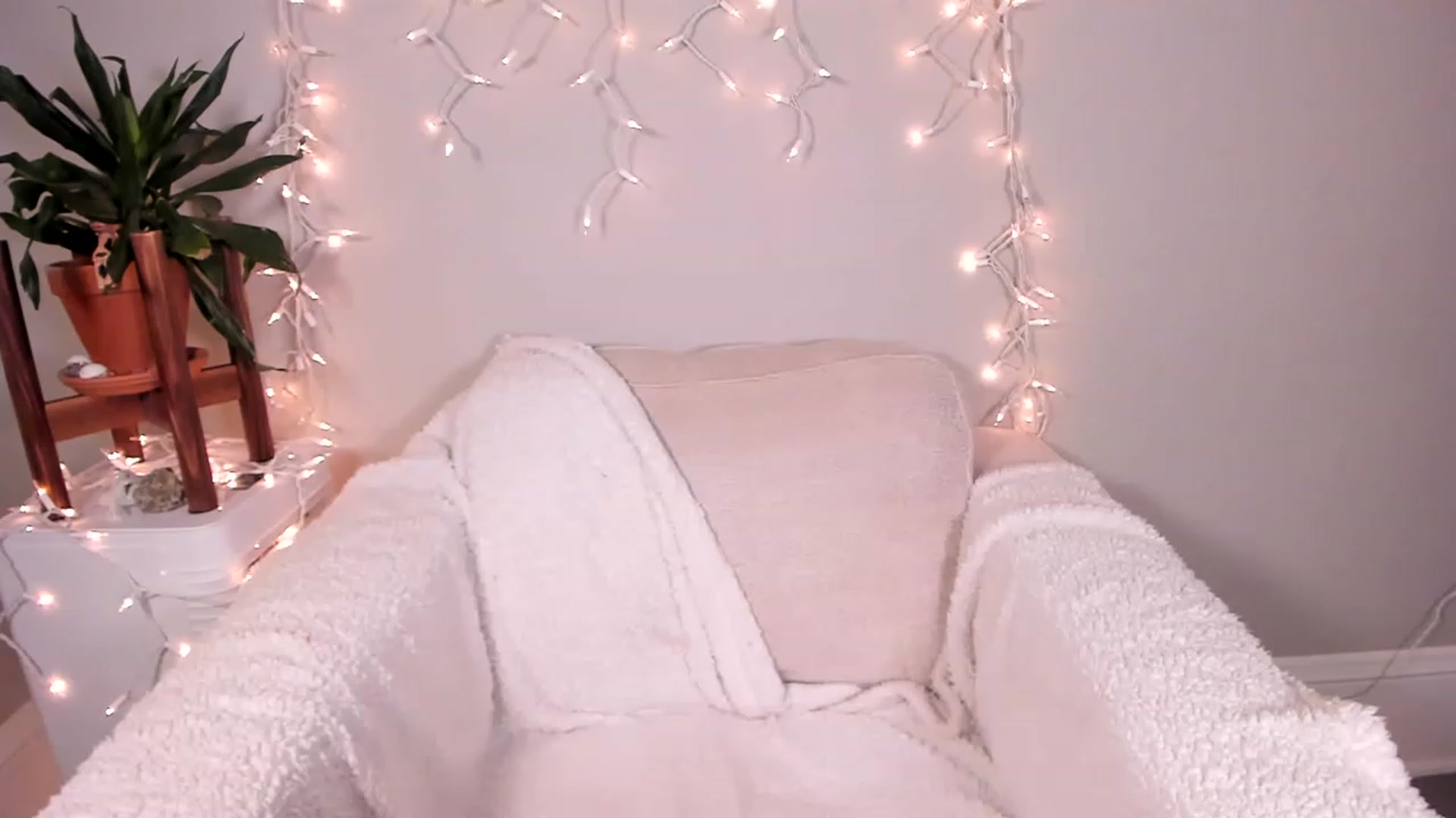 Gallery image thumbnail from MixedBeauty45's myfreecams stream on, 11/22/2022, 24:35 image 19 of 20
