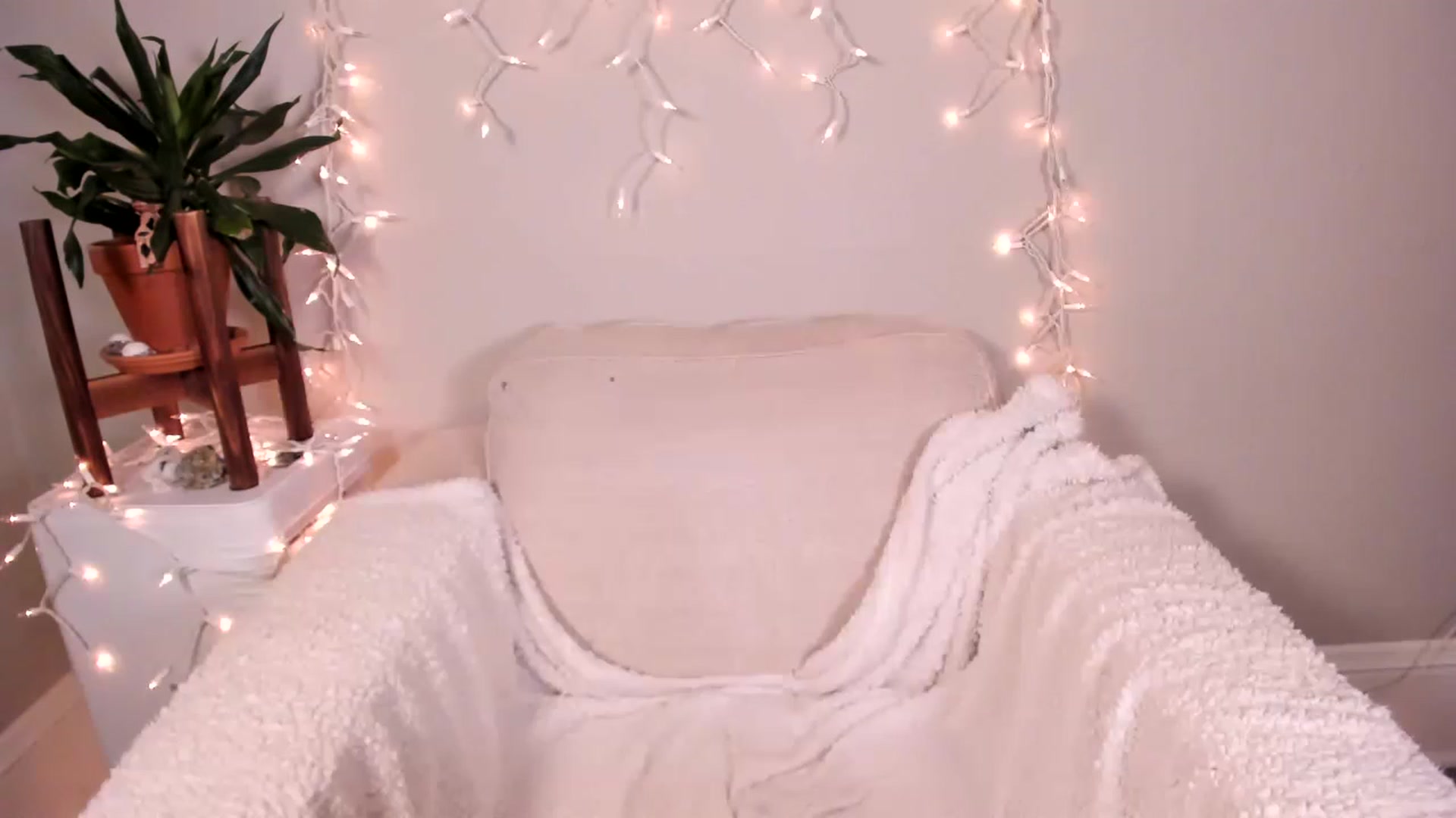 Gallery image thumbnail from MixedBeauty45's myfreecams stream on, 11/22/2022, 02:43 image 1 of 20