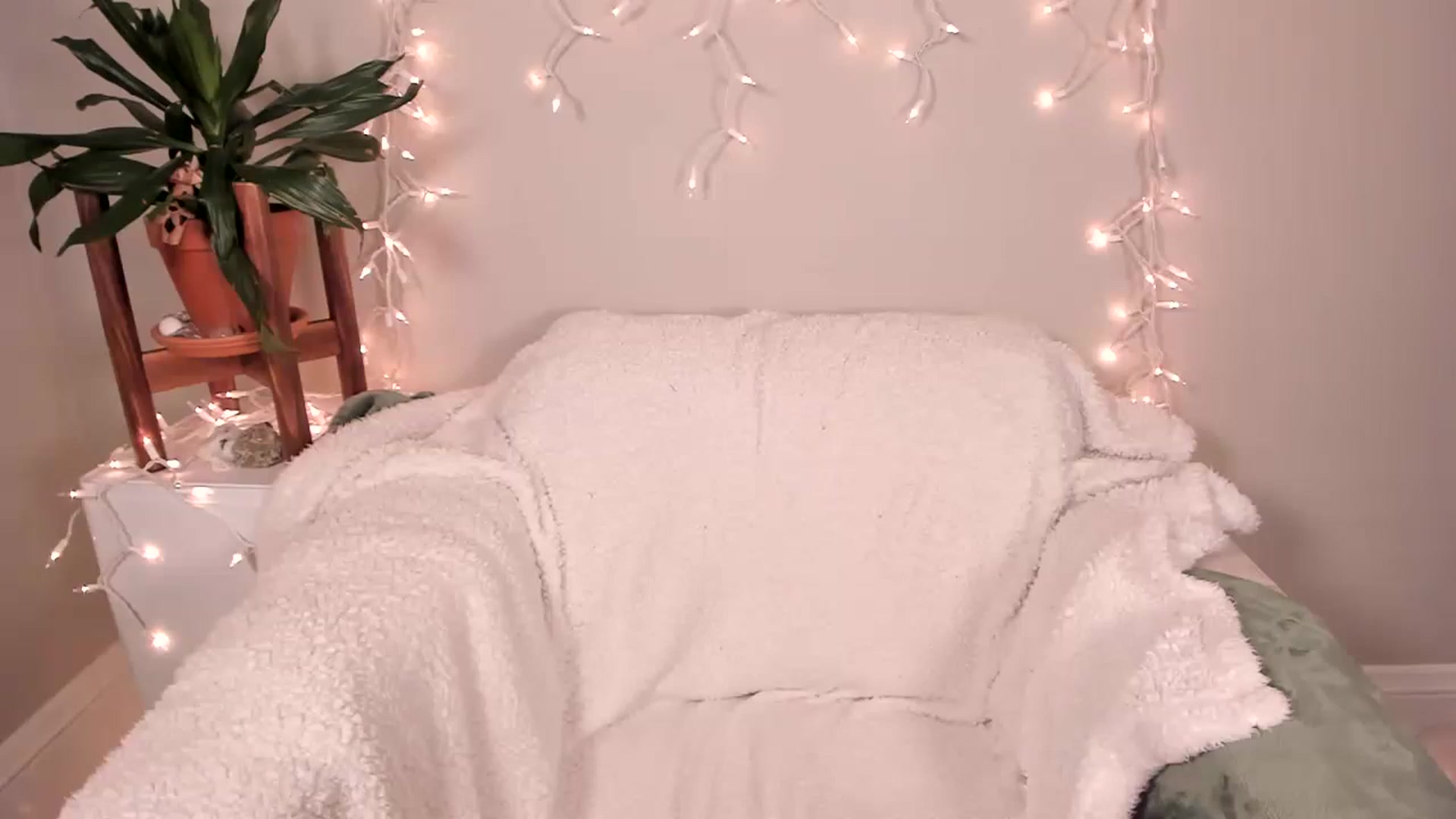 Gallery image thumbnail from MixedBeauty45's myfreecams stream on, 11/27/2022, 04:22 image 16 of 20