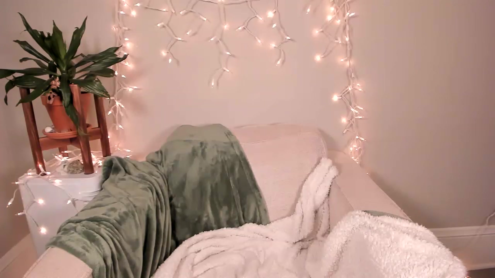 Gallery image thumbnail from MixedBeauty45's myfreecams stream on, 11/28/2022, 24:16 image 16 of 20