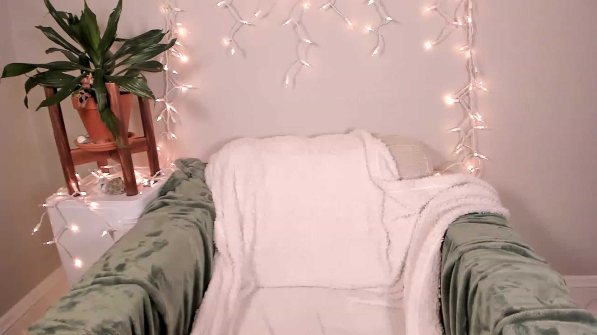 Gallery image thumbnail from MixedBeauty45's myfreecams stream on, 11/29/2022, 03:41 image 8 of 20