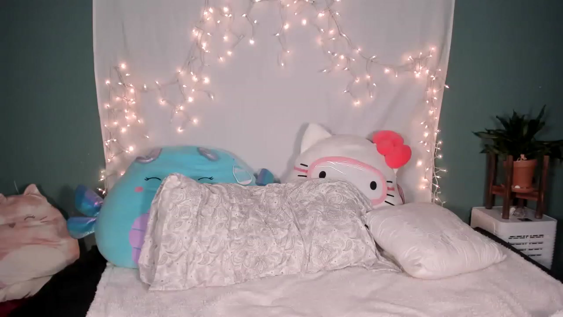 Gallery image thumbnail from MixedBeauty45's myfreecams stream on, 12/22/2022, 03:10 image 16 of 20