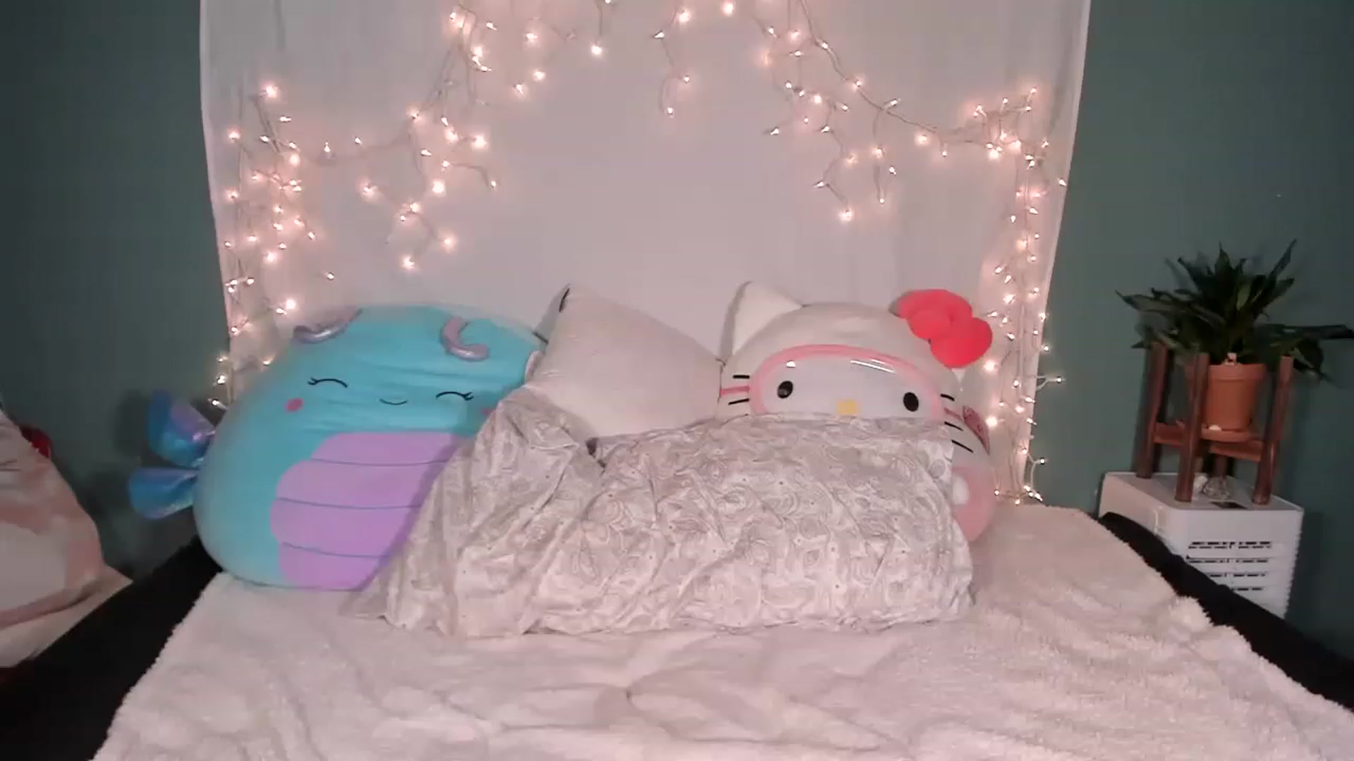 Gallery image thumbnail from MixedBeauty45's myfreecams stream on, 12/28/2022, 23:48 image 1 of 20