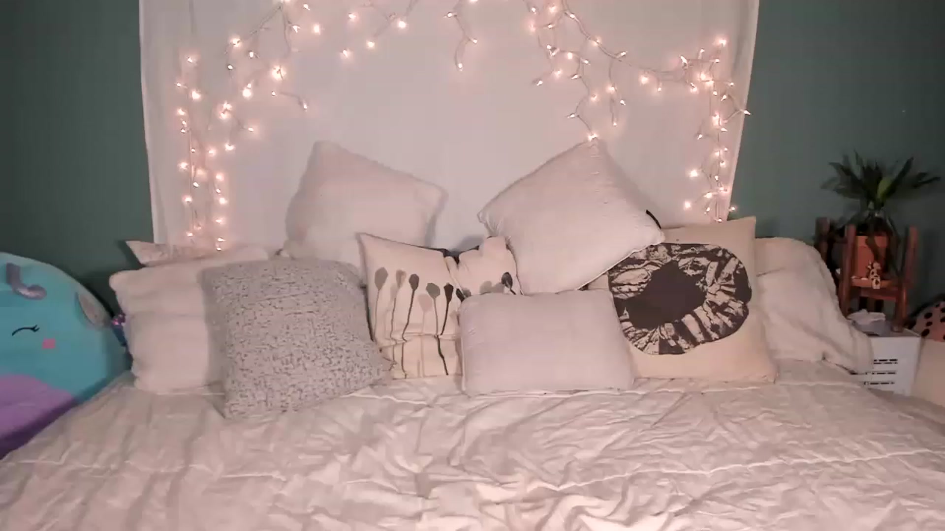 Gallery image thumbnail from MixedBeauty45's myfreecams stream on, 04/17/2023, 23:13 image 17 of 20