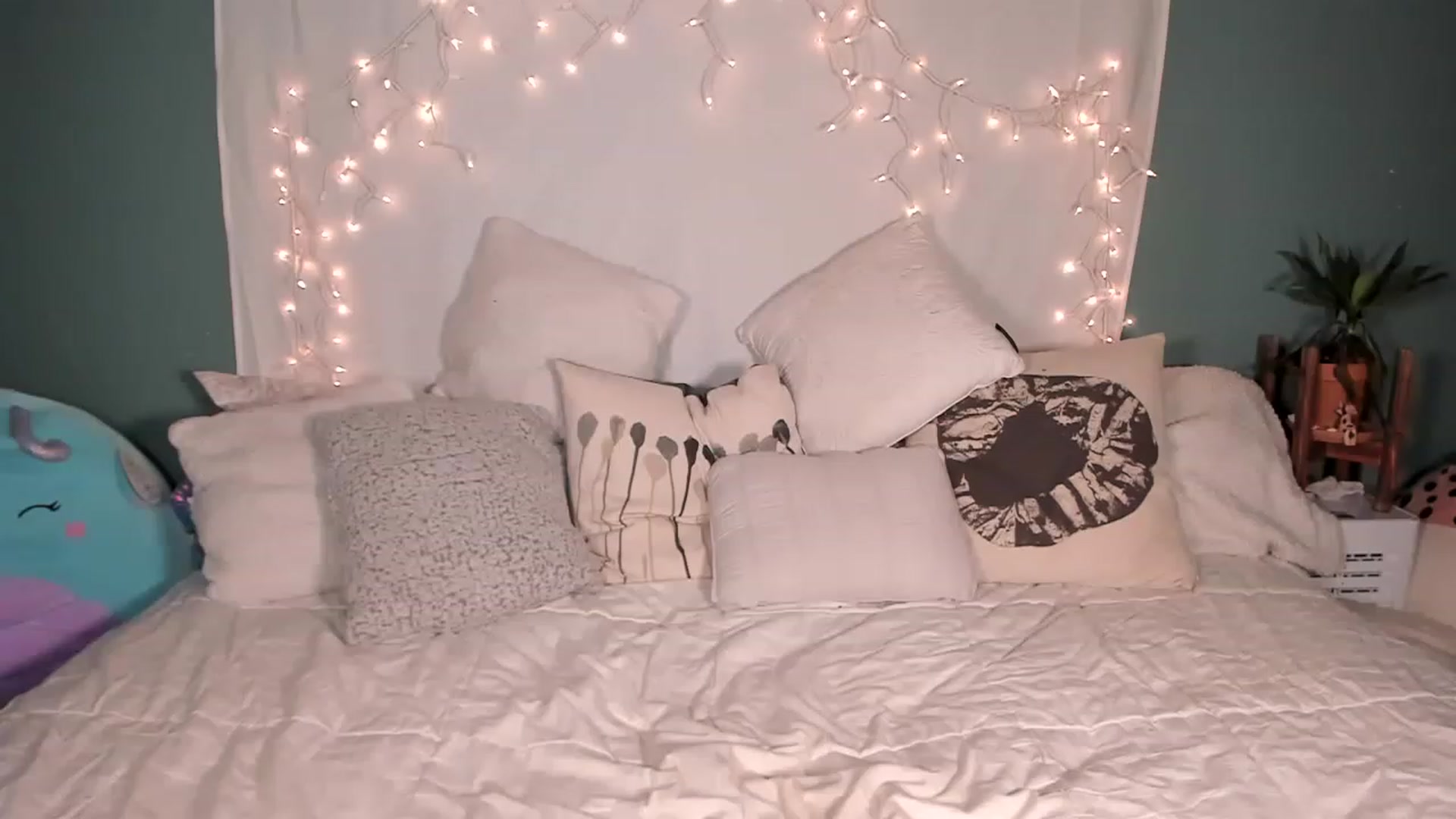 Gallery image thumbnail from MixedBeauty45's myfreecams stream on, 04/17/2023, 23:13 image 16 of 20