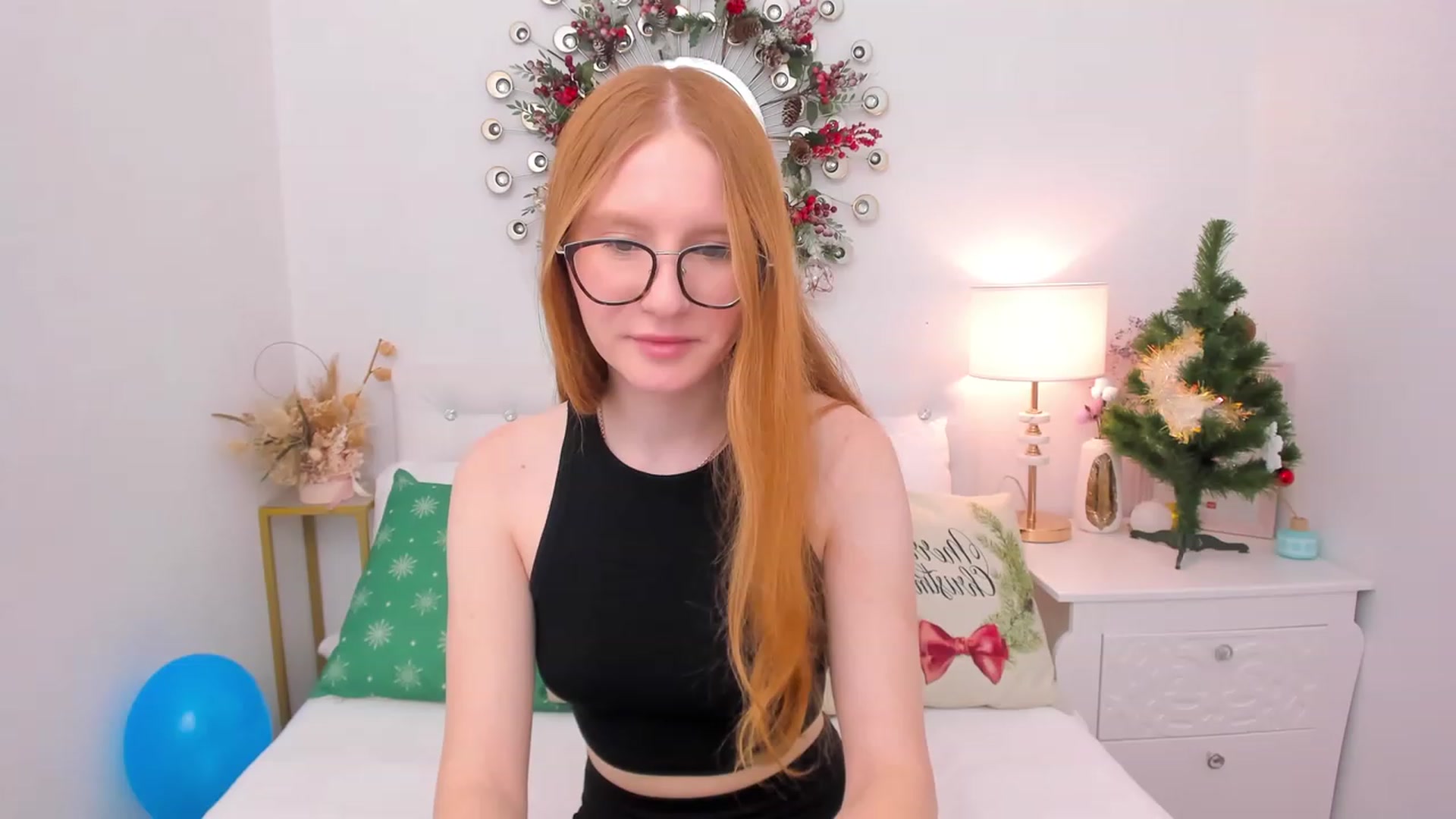 Gallery image thumbnail from MiyaFoxy's myfreecams stream on, 12/22/2022, 15:38 image 3 of 20