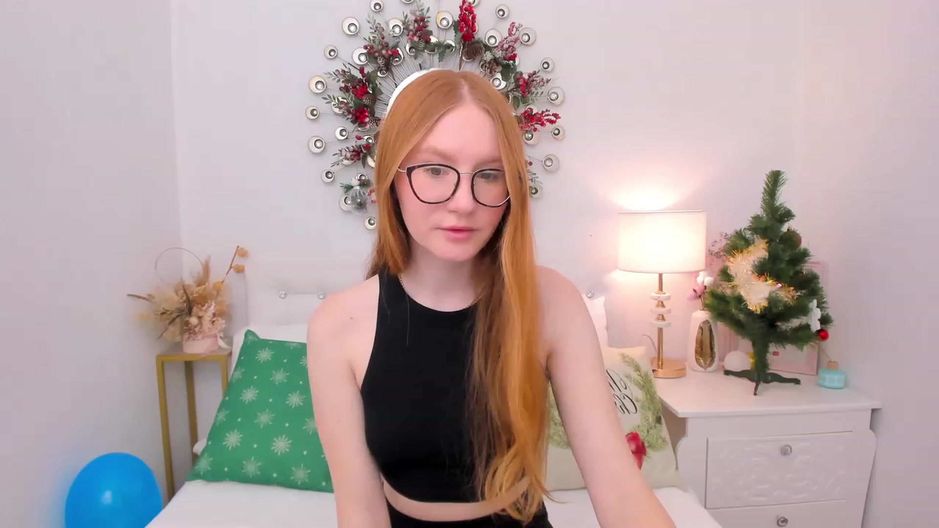 Gallery image thumbnail from MiyaFoxy's myfreecams stream on, 12/22/2022, 15:38 image 12 of 20
