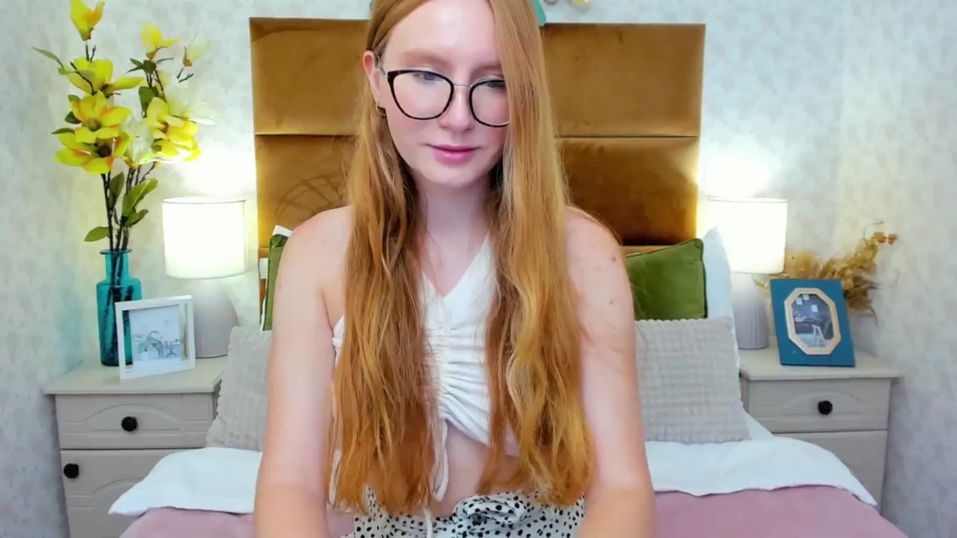 Gallery image thumbnail from MiyaFoxy's myfreecams stream on, 09/24/2023, 13:27 image 17 of 20