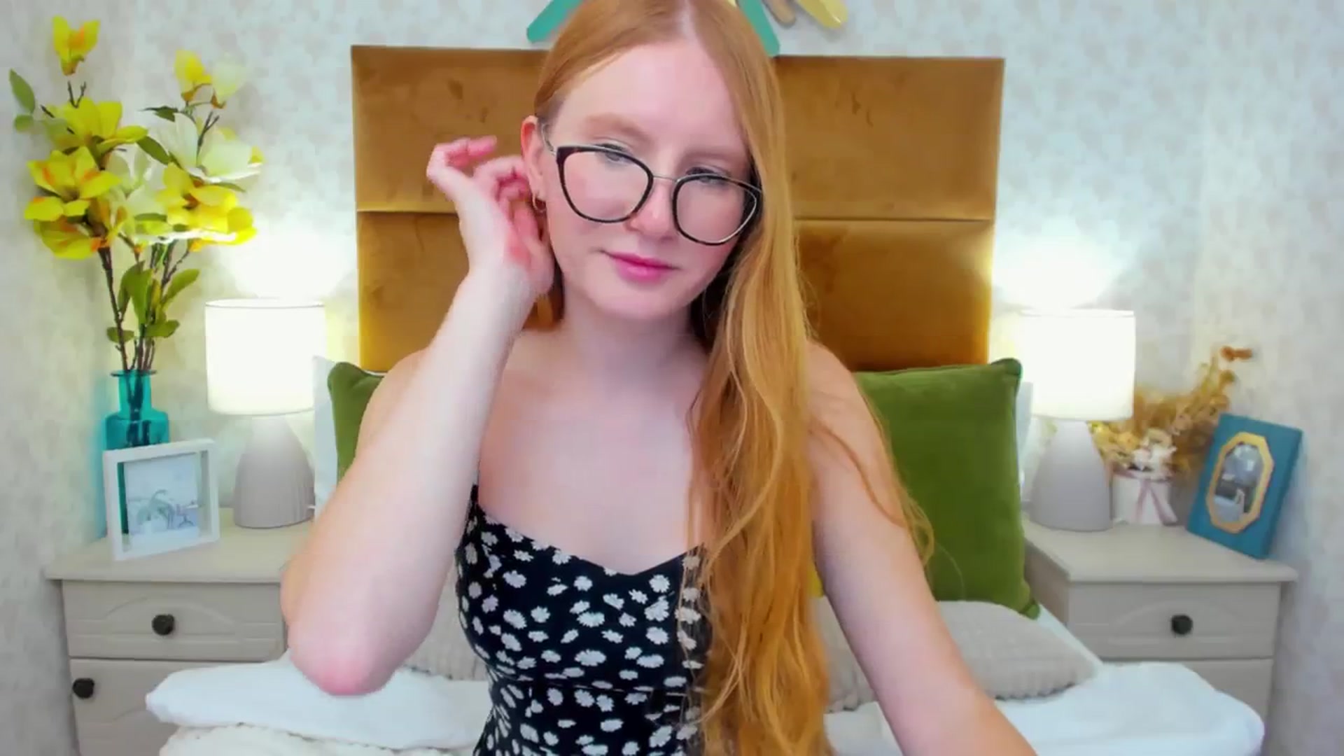 Gallery image thumbnail from MiyaFoxy's myfreecams stream on, 10/15/2023, 17:24 image 9 of 20