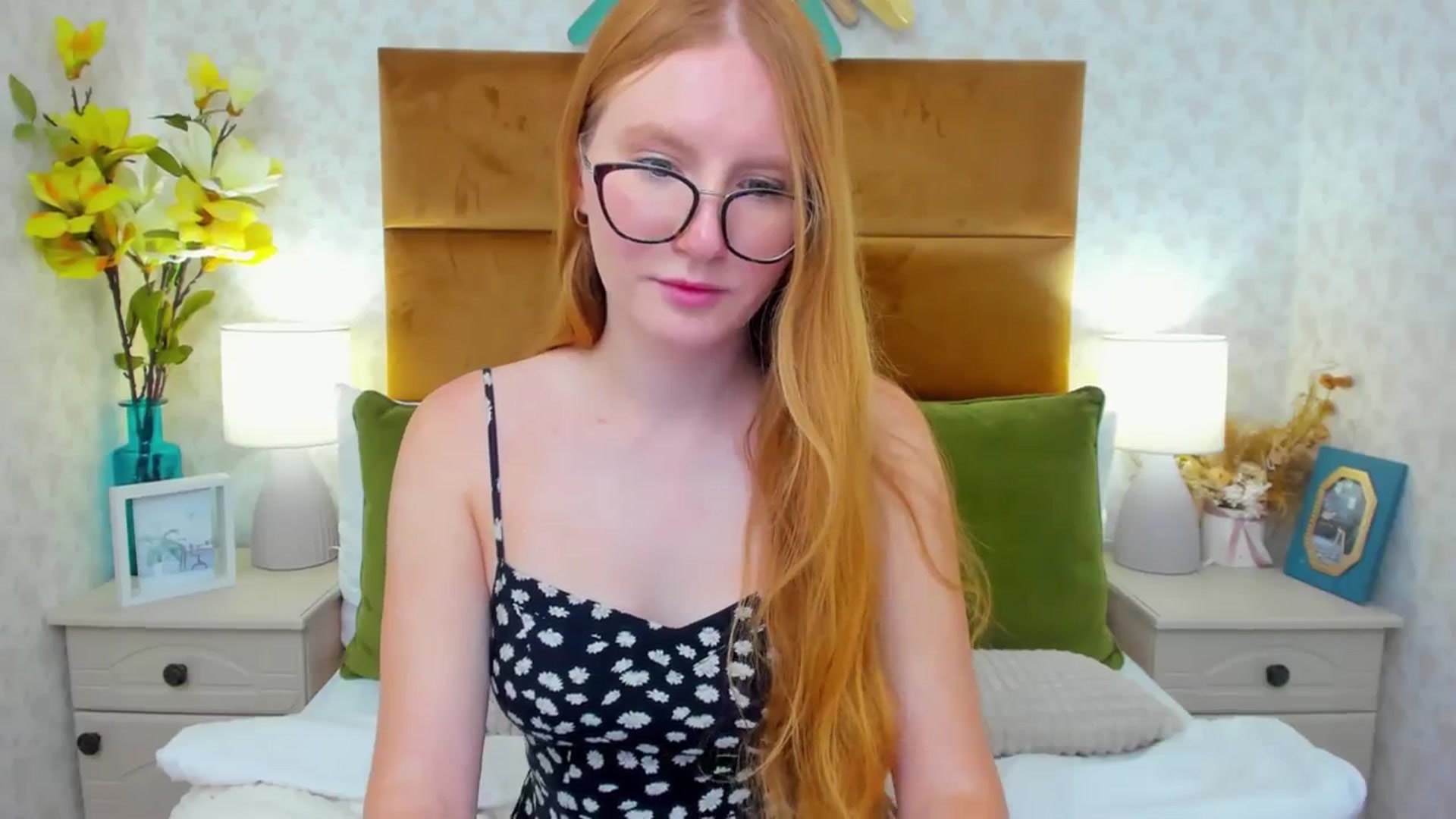 Gallery image thumbnail from MiyaFoxy's myfreecams stream on, 10/15/2023, 17:24 image 8 of 20