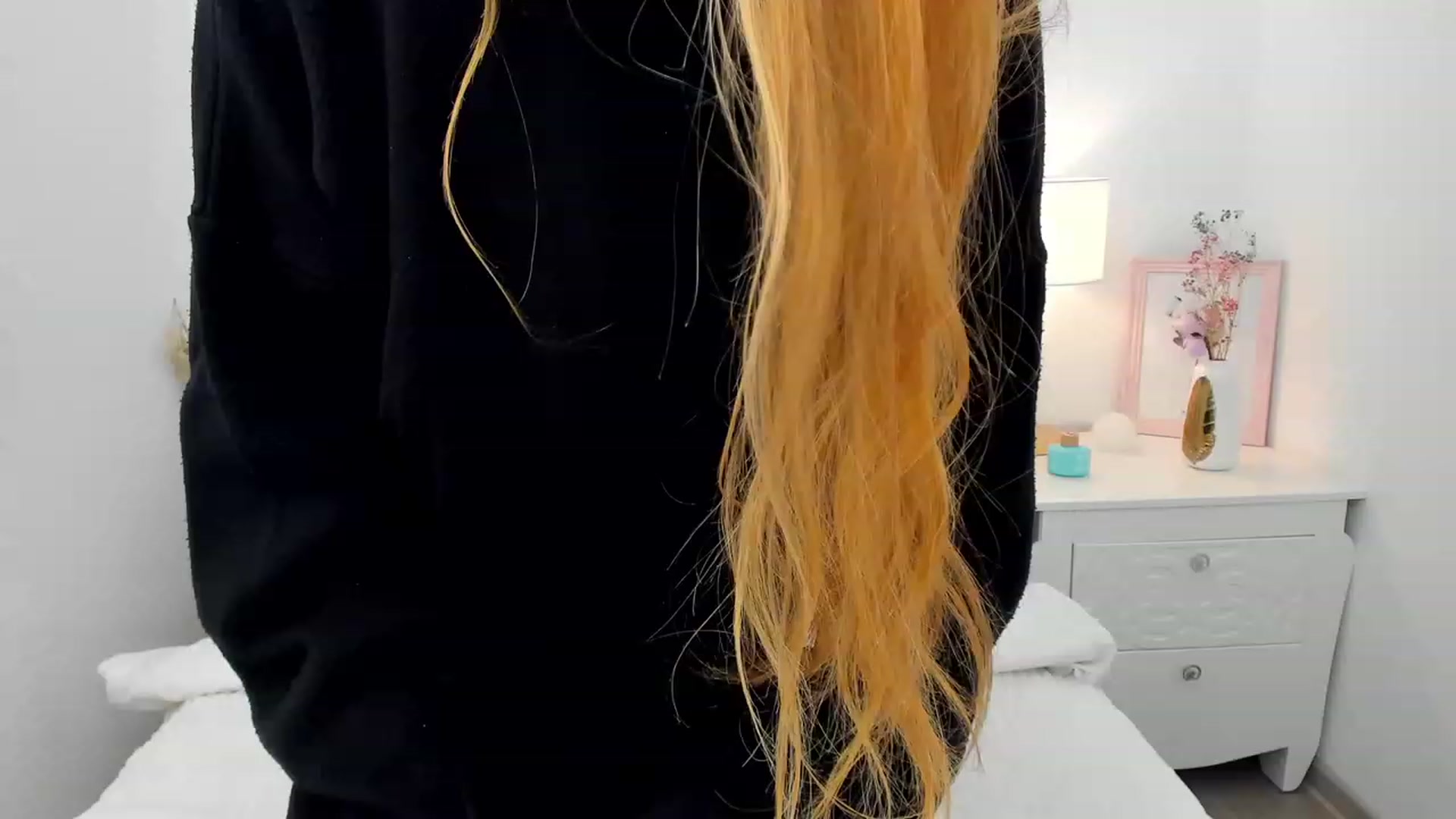 Gallery image thumbnail from MiyaFoxy's myfreecams stream on, 11/12/2023, 20:00 image 19 of 20