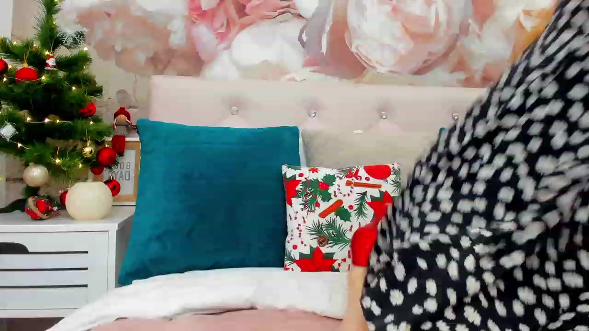 Gallery image thumbnail from MiyaFoxy's myfreecams stream on, 12/23/2023, 19:10 image 17 of 20