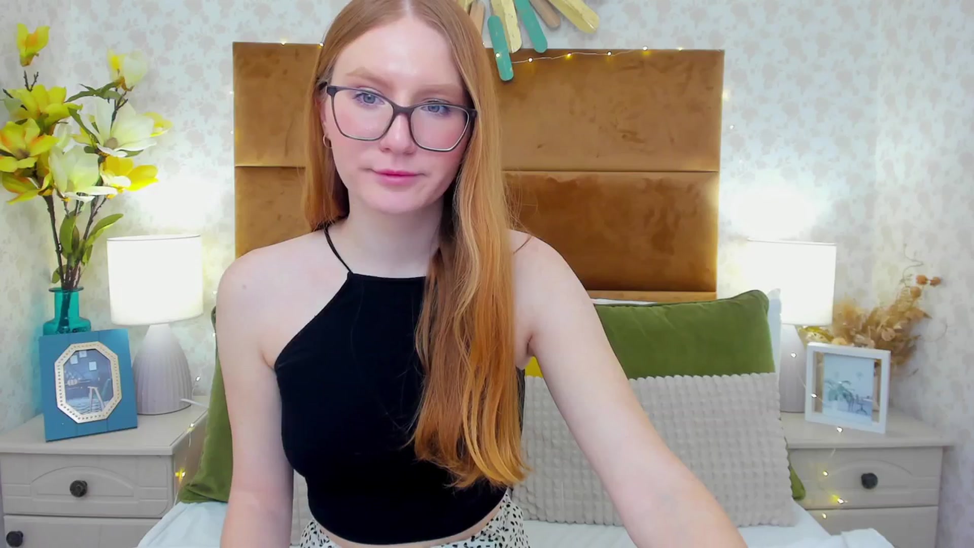 Gallery image thumbnail from MiyaFoxy's myfreecams stream on, 02/05/2024, 19:57 image 6 of 20