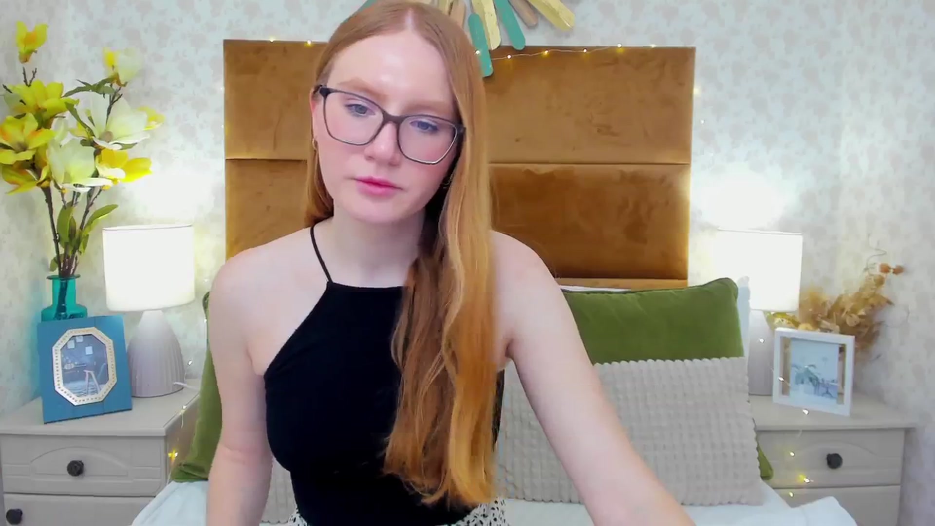 Gallery image thumbnail from MiyaFoxy's myfreecams stream on, 02/05/2024, 19:57 image 16 of 20