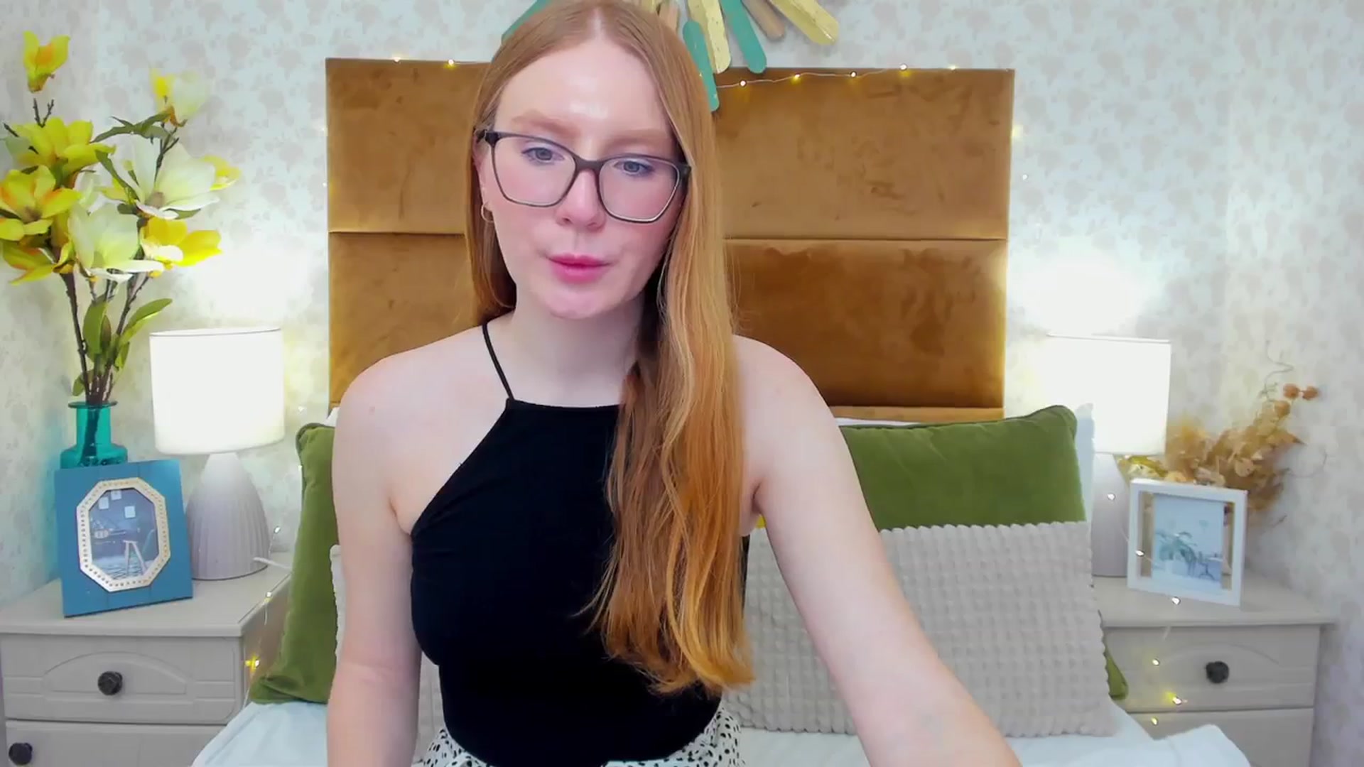 Gallery image thumbnail from MiyaFoxy's myfreecams stream on, 02/05/2024, 19:57 image 13 of 20