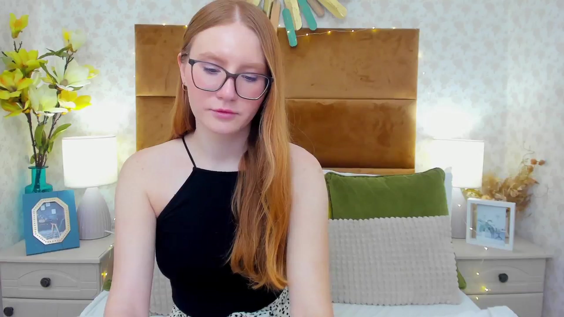 Gallery image thumbnail from MiyaFoxy's myfreecams stream on, 02/05/2024, 19:57 image 11 of 20
