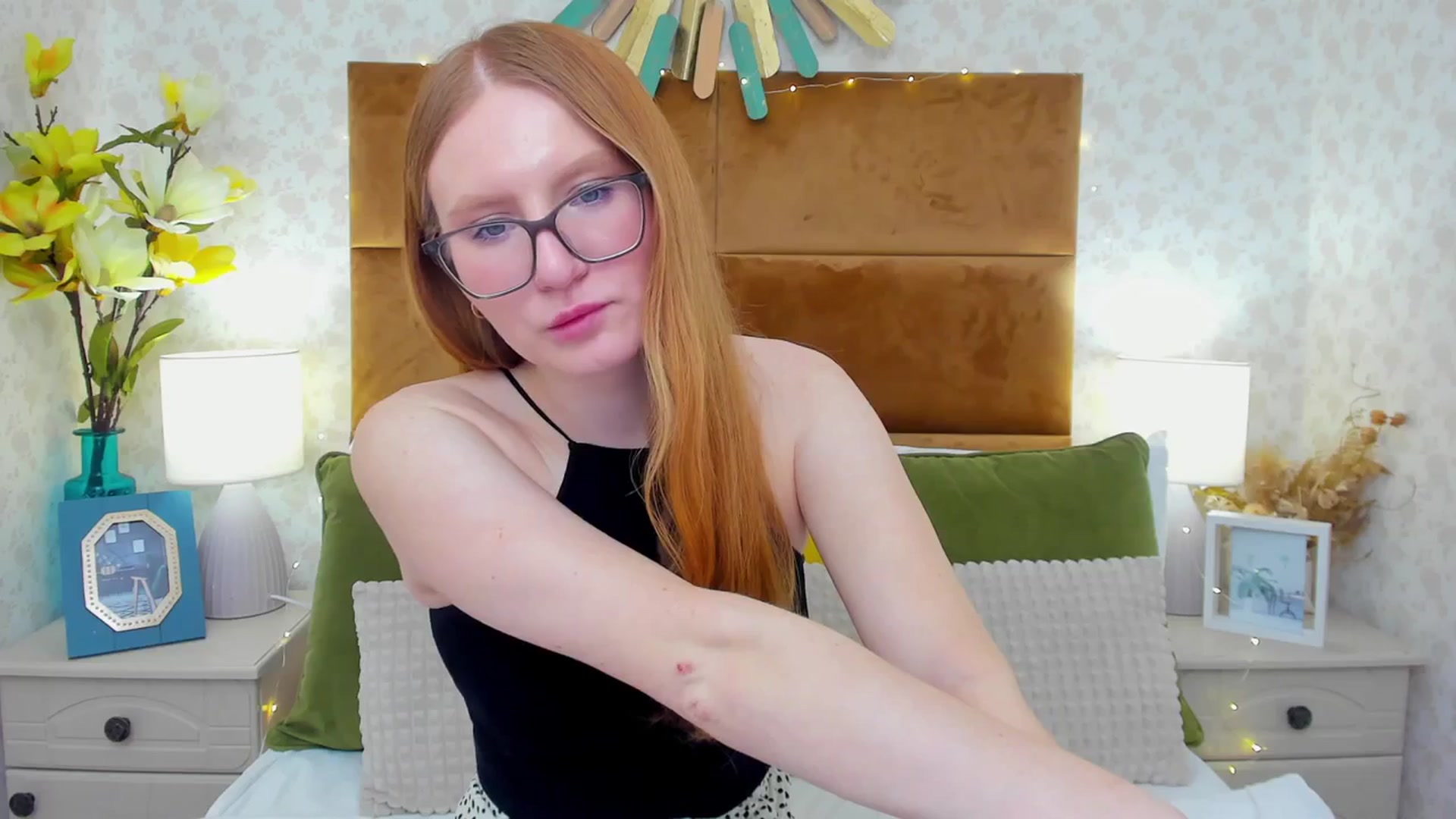 Gallery image thumbnail from MiyaFoxy's myfreecams stream on, 02/05/2024, 19:57 image 15 of 20