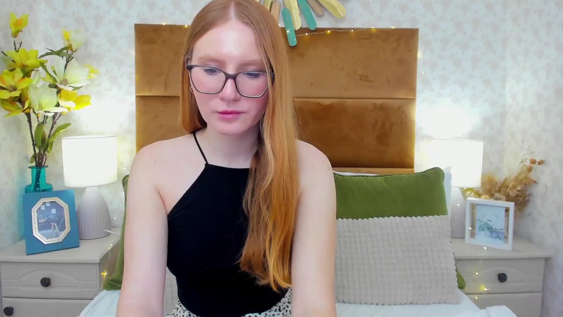 Gallery image thumbnail from MiyaFoxy's myfreecams stream on, 02/05/2024, 19:57 image 10 of 20