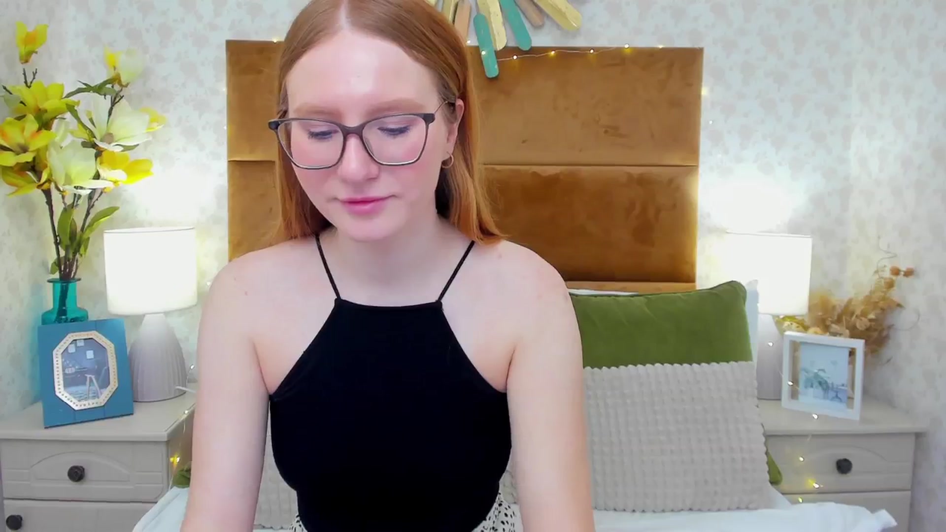 Gallery image thumbnail from MiyaFoxy's myfreecams stream on, 02/05/2024, 19:57 image 19 of 20