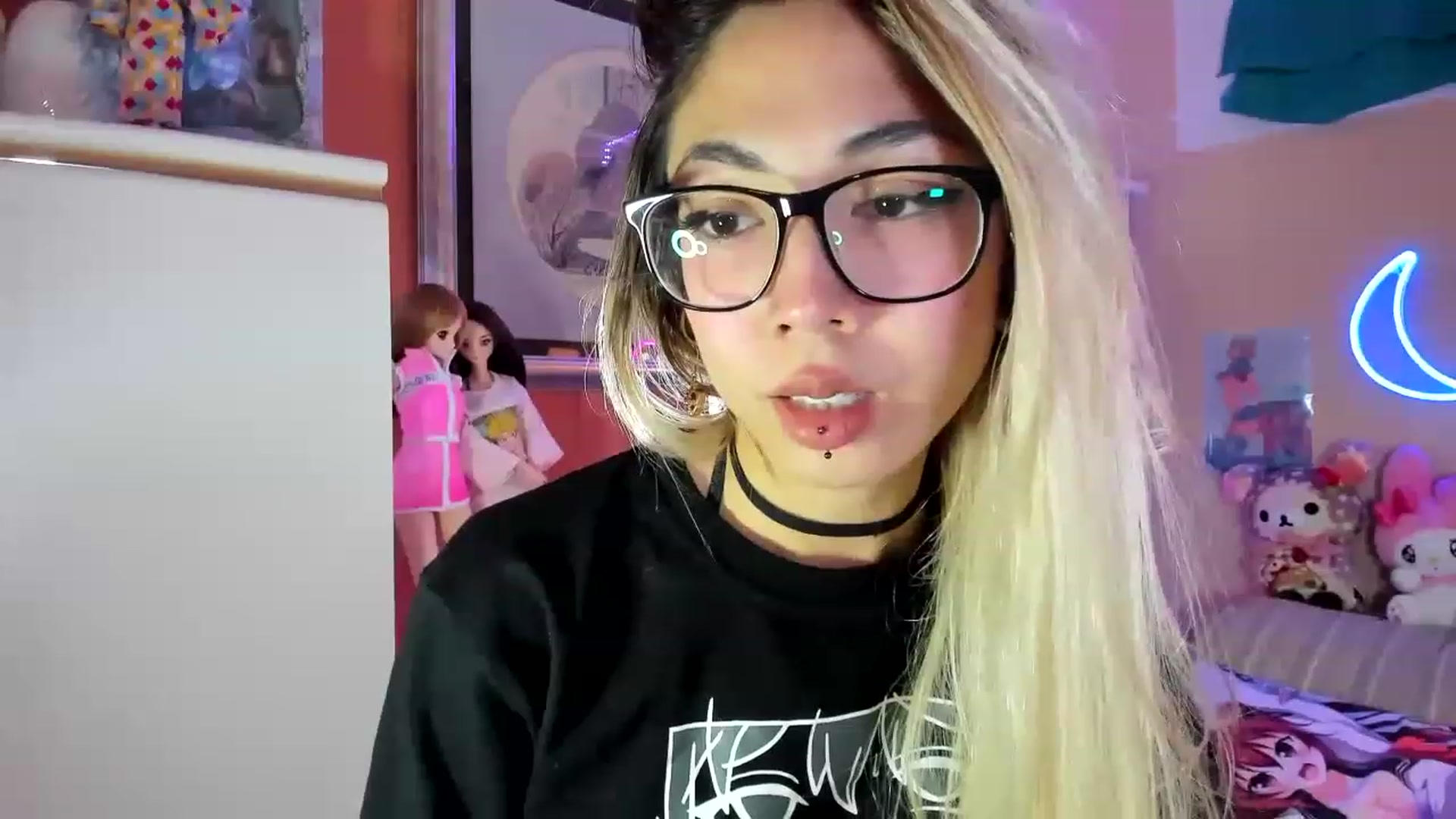 Gallery image thumbnail from MizuChan's myfreecams stream on, 11/28/2022, 08:16 image 6 of 20