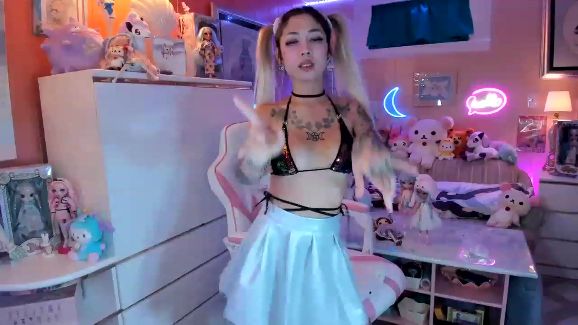 Gallery image thumbnail from MizuChan's myfreecams stream on, 12/07/2022, 07:50 image 15 of 20