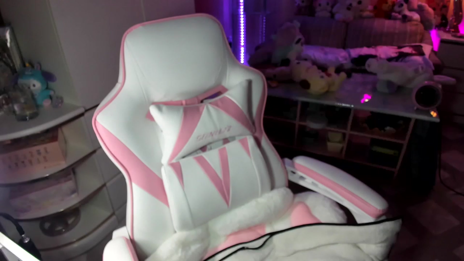 Gallery image thumbnail from MizuChan's myfreecams stream on, 02/18/2023, 10:33 image 14 of 20