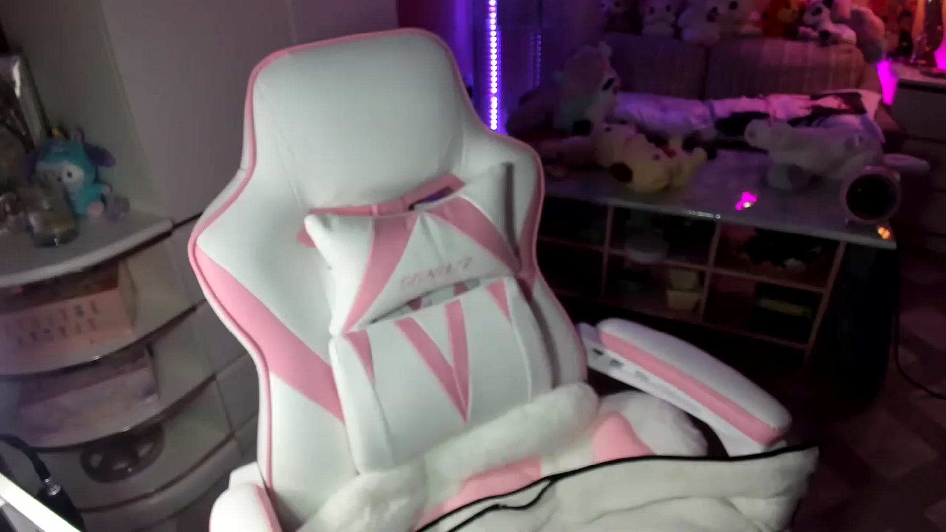 Gallery image thumbnail from MizuChan's myfreecams stream on, 02/18/2023, 10:33 image 13 of 20