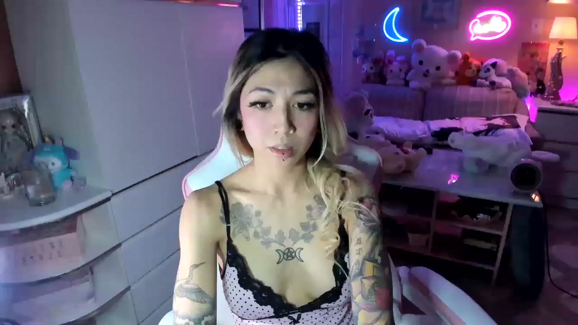 Gallery image thumbnail from MizuChan's myfreecams stream on, 02/18/2023, 10:33 image 4 of 20