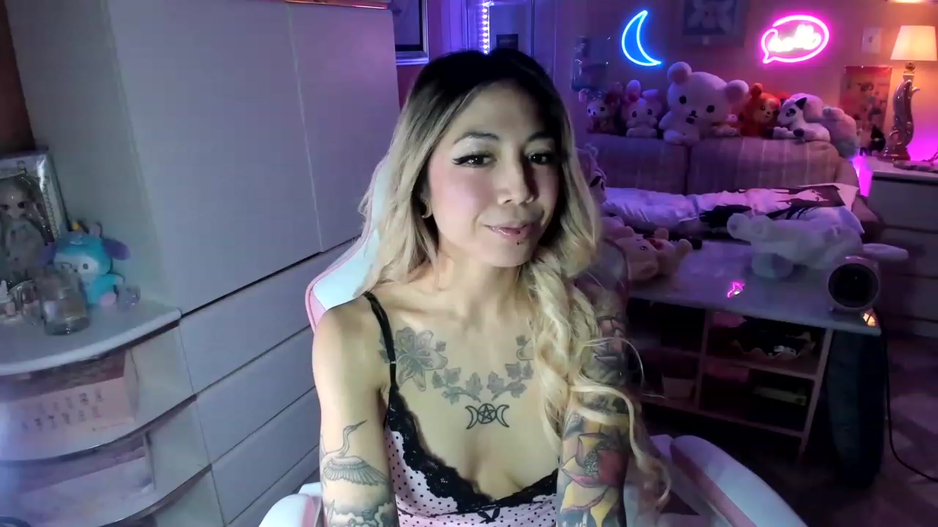 Gallery image thumbnail from MizuChan's myfreecams stream on, 02/18/2023, 10:33 image 7 of 20